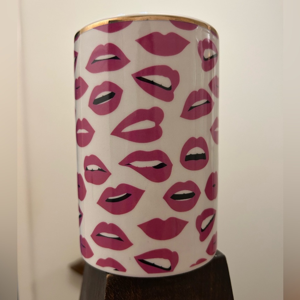 Hazel & Co. decorative cup/vase with lots of lips